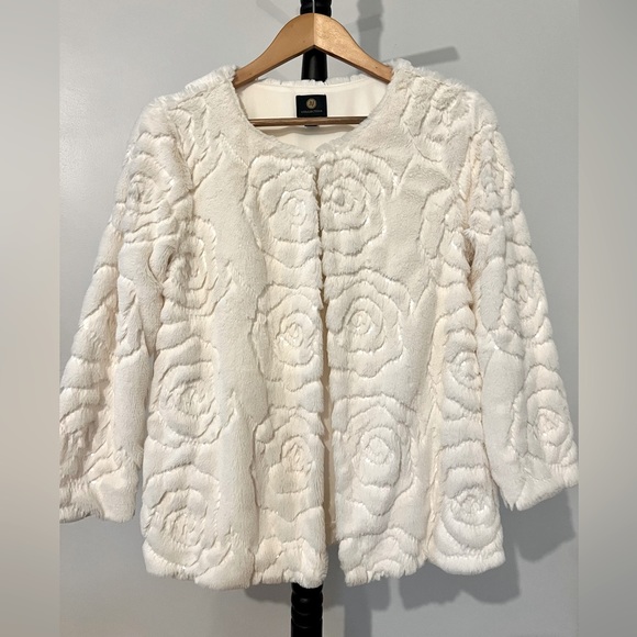 JM Collection Jackets & Blazers - ❗️MOVING SALE❗️🎉HP🎉 NWOT JM Collection Small Dressy Overcoat Jacket Faux Fur!
